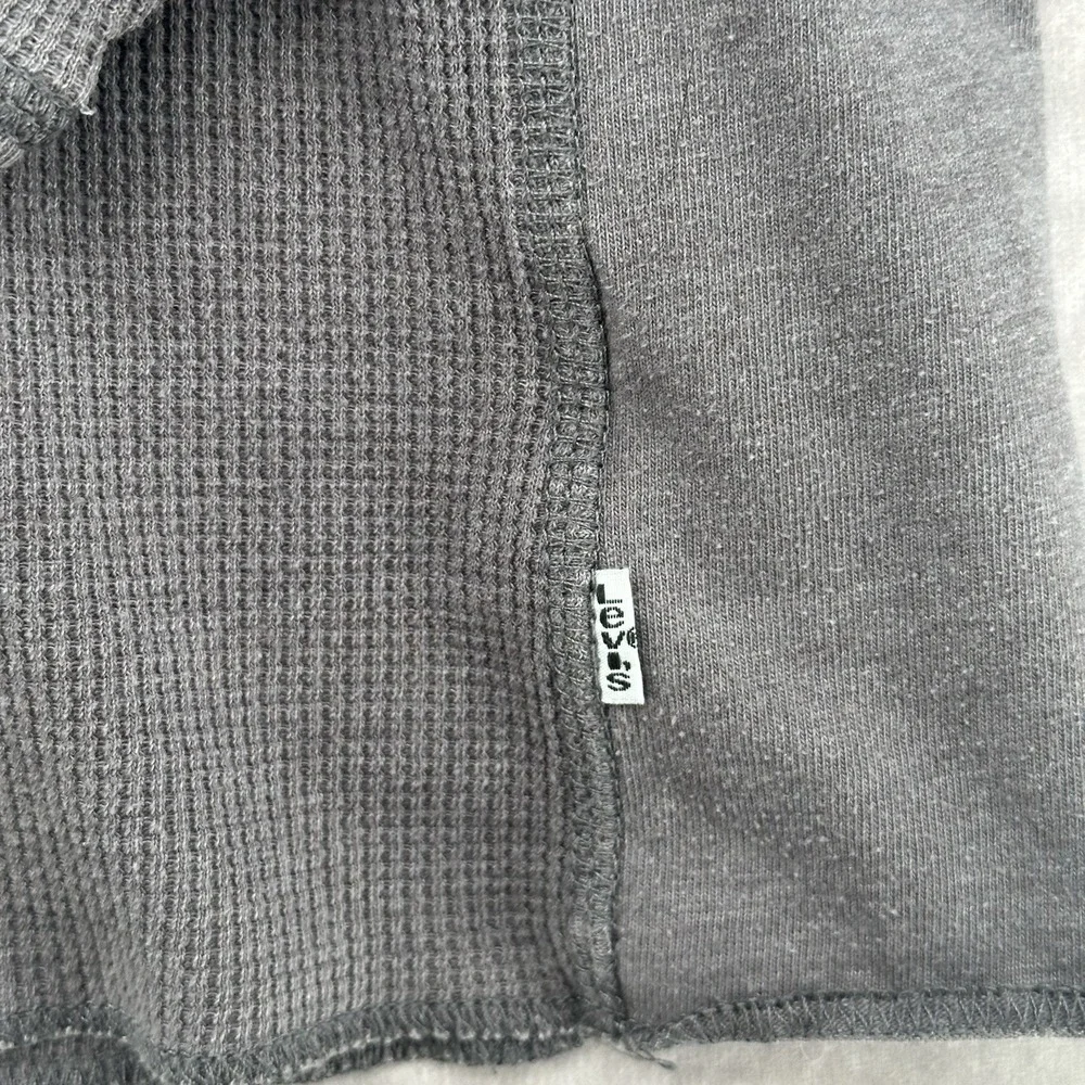 Levi Stauss Mens Henley Shirt Medium Grey Pullover Ribbed Knit Long Sleeve Logo